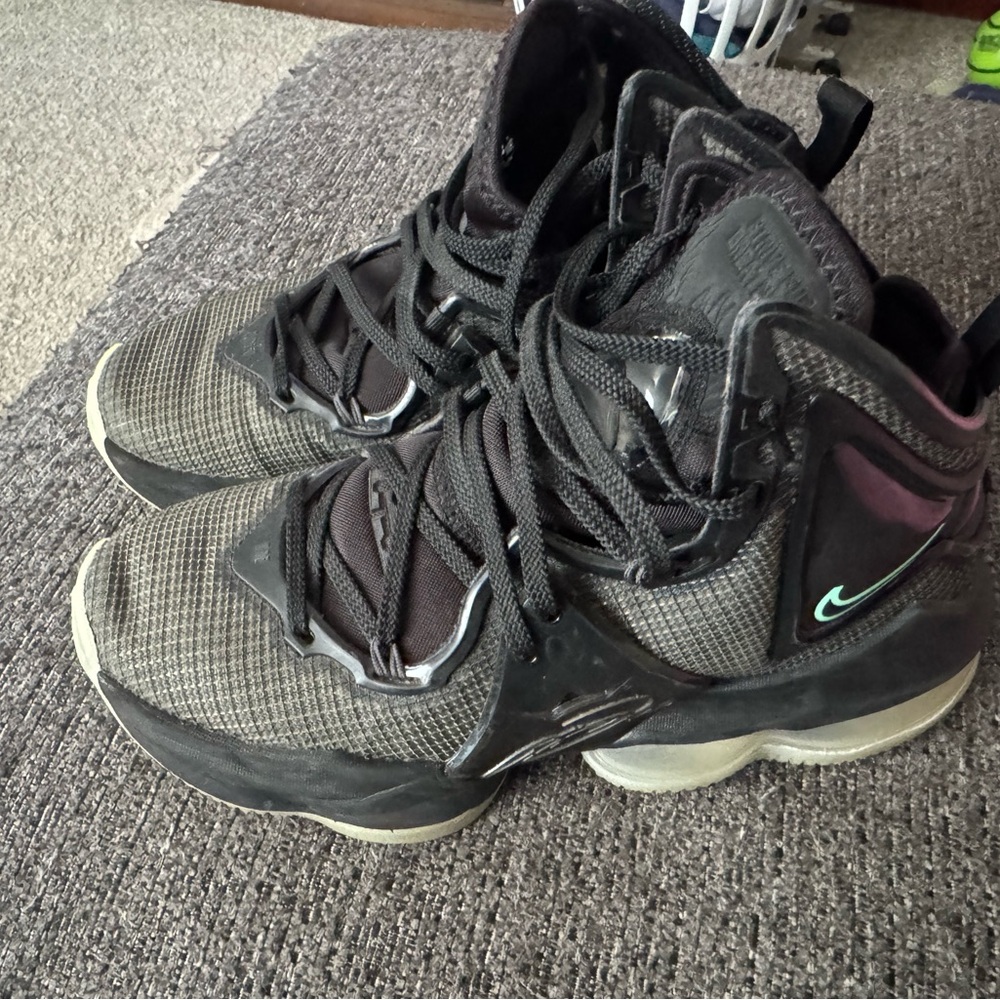 Nike Lebron James basketball shoes Black and Gray Sneakers hardly worn